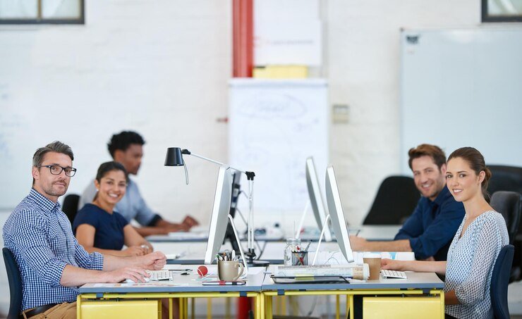 group-portrait-meeting-office-creative-ideas-project-thinking-suggestions-people-web-designer-computer-brainstorming-teamwork-boss-with-employees-deadline_590464-461265